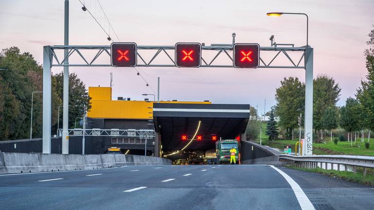 De afgesloten Heinenoordtunnel (foto: Paul van Baardwijk).