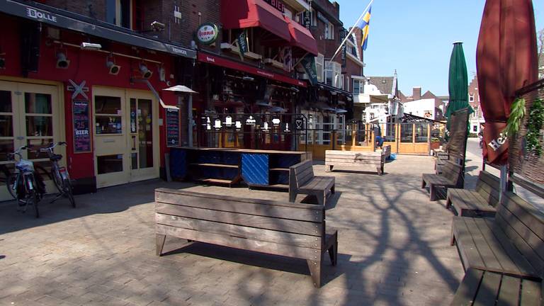 Het Piusplein in Tilburg is leeg (foto: Omroep Brabant).