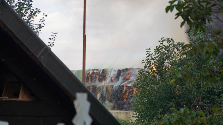 Hooibalen achter de boerderij in Made hadden vlam gevat (foto: Jeroen Stuve/SQ Vision).