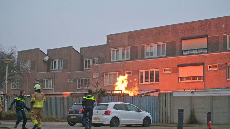 Man zwaargewond door enorme gasexplosie in woonwijk Breda (foto: SQ Vision).