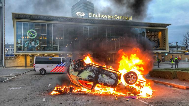 De brandende wagen van ProRail voor het ook al vernielde stationsgebouw in Eindhoven (foto: Rico Vogels/SQ Vision Mediaprodukties).