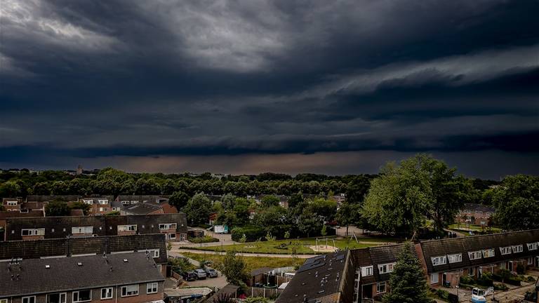 Donkere wolken boven Oosterhout (foto: Marcel van Dorst/SQ Vision).