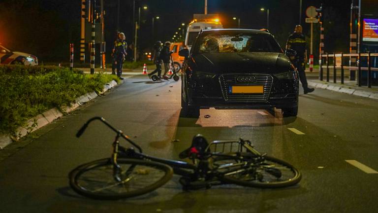 Fietser zwaargewond na aanrijding in avondspits: ‘Er moeten getuigen zijn'