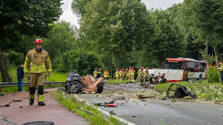 Dode bij bizar ongeluk: auto botst tegen boom, bestuurder belandt onder bus