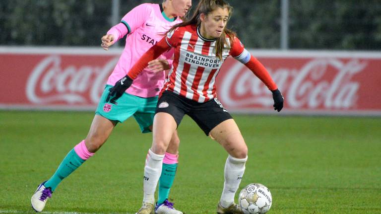 Joelle Smits van PSV vorig jaar in de voorronde van de Champions League tegen Barcelona