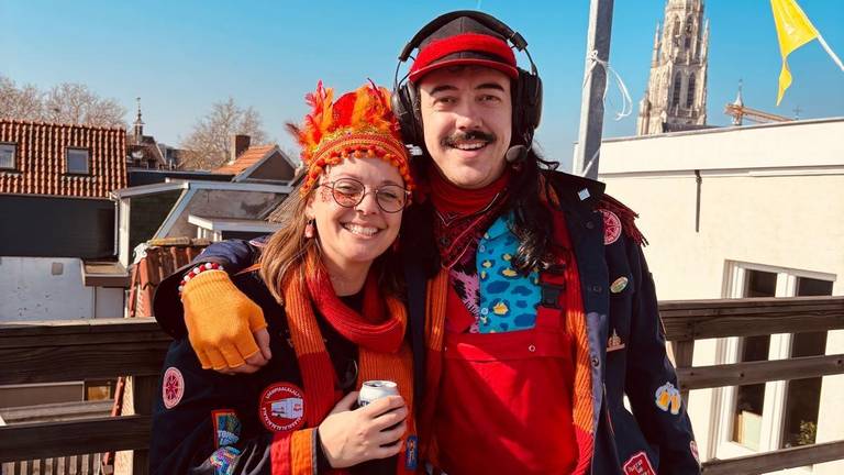 Amy en Sander met hun zelfontworpen emblemen op hun carnavalsjasjes (Foto: privéfoto)