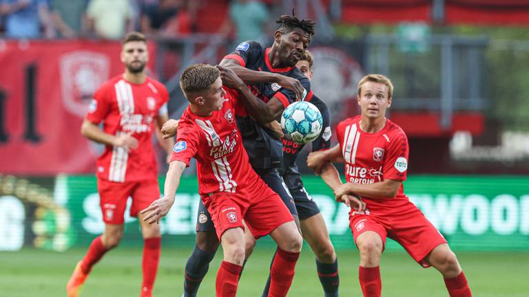 Sangaré in duel met Rots (Foto: OrangePictures)