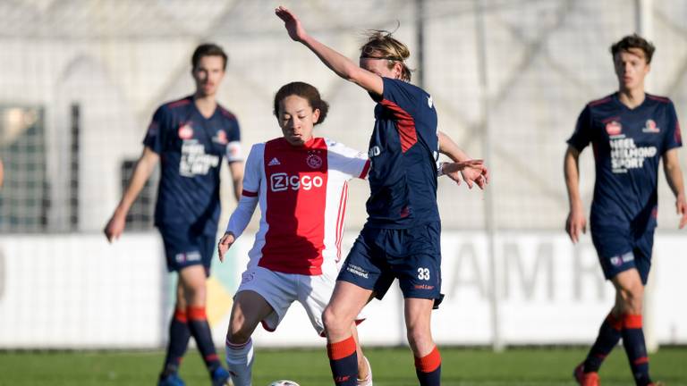 Gaetan Bosiers of Helmond Sport in duel met een speler van Jong Ajax. Foto: OrangePictures