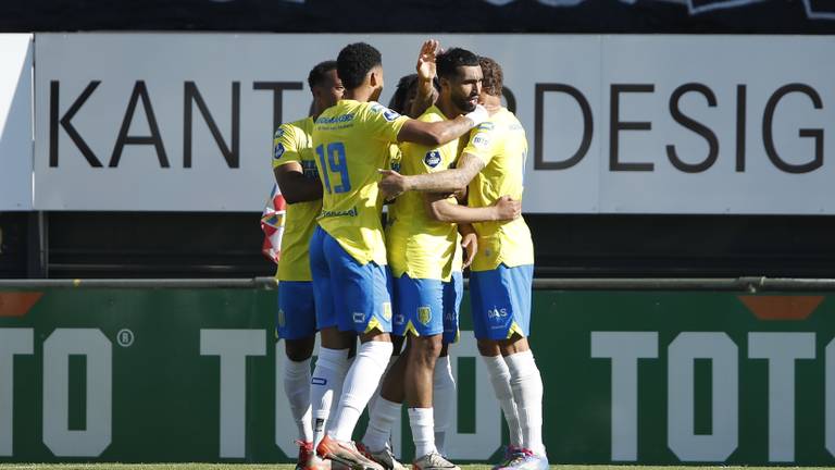 Oukili wordt omhelst door teamgenoten nadat hij RKC op voorsprong schoot tegen sc Heerenveen (foto: ANP).