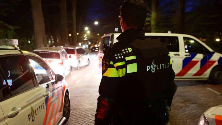 De politie kwam massaal naar de Repelweg in Vught (foto: Bart Meesters).