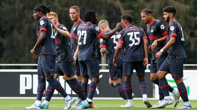 PSV viert een doelpunt tijdens de eerste oefenwedstrijd (Foto: OrangePictures)