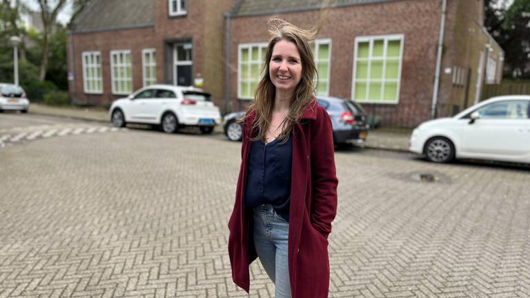 Kim van Asten bij de abortuskliniek in Eindhoven (foto: Rogier van Son).