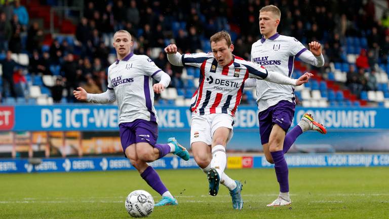 Thijs Oosting scoort de 1-0 voor Willem II (foto: ANP).