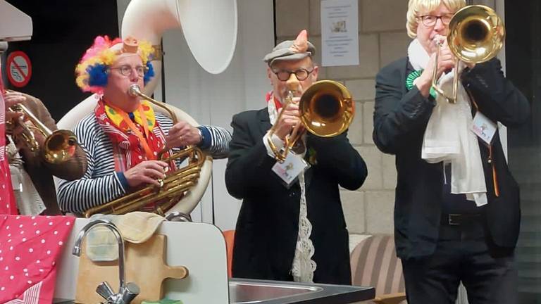 Oekraïense vluchtelingen vieren carnaval in Bergen op Zoom.