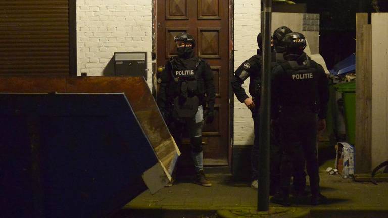 Politie bij de horecazaak in Breda (foto: Perry Roovers/SQ Vision).