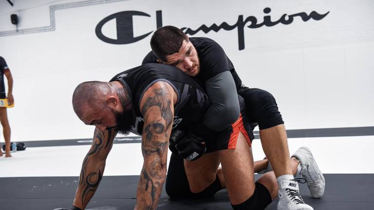 Stan Bertens (rechts) tijdens een MMA-training.