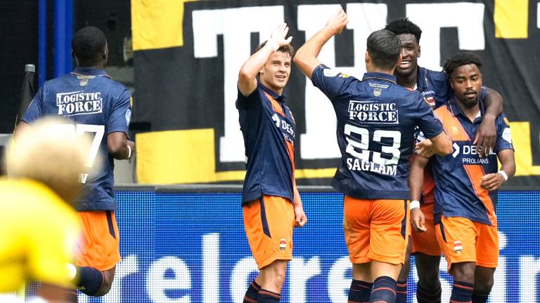 Vreugde bij Willem II na de 0-2 tegen Vitesse (foto: Orange Pictures).