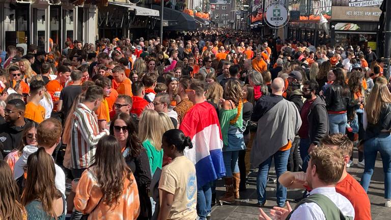 Een vol Stratumseind in Eindhoven (foto: René van Hoof).