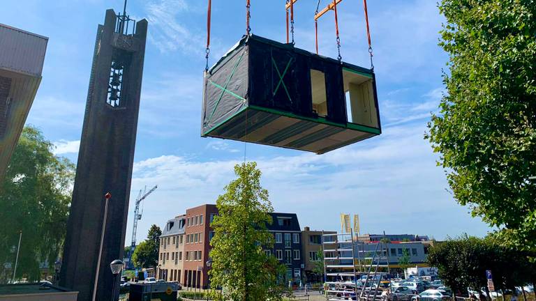 Een deel van een woning wordt geplaatst in Prinsenbeek. (foto: Homes Factory)