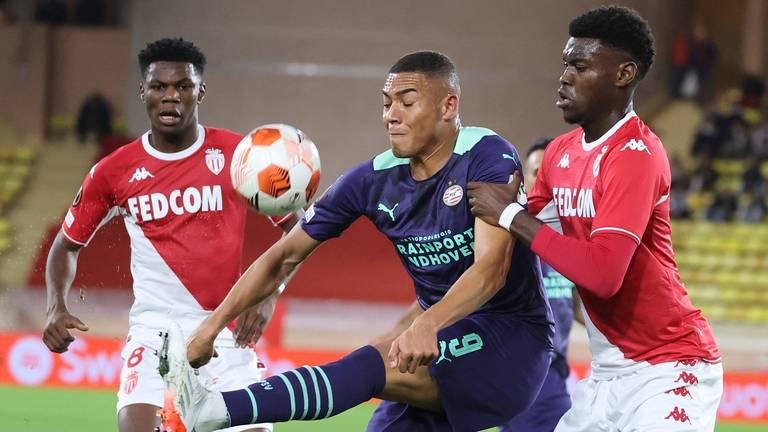 Carlos Vinícius probeert de bal te controleren tussen twee Monaco-spelers (Foto: ANP)