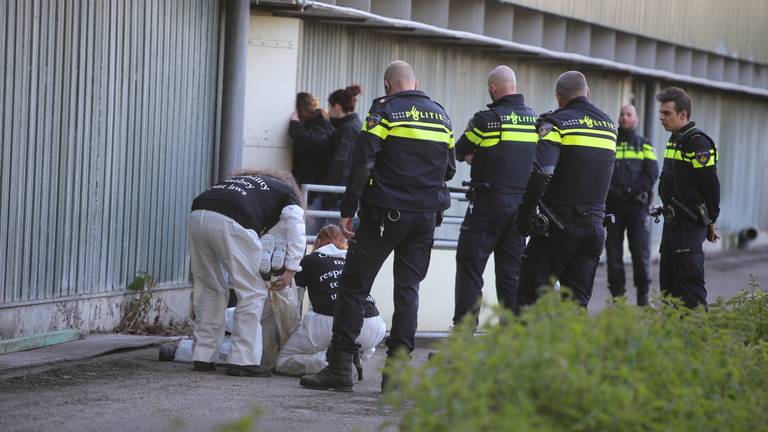 Politie bij de stal in Boxtel (Foto: Bart Meesters/Meesters Multi Media).