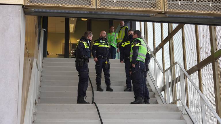De politie doet onderzoek in het schoolgebouw in Tilburg (foto: Jeroen Stuve/SQ Vision).