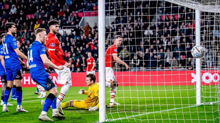 Luuk de Jong kopt de 1-0 binnen (foto: Marcel van Dorst).