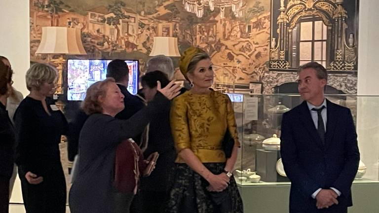 Koningin Máxima bekijkt haar nieuwe gordijnen in Textielmuseum Tilburg