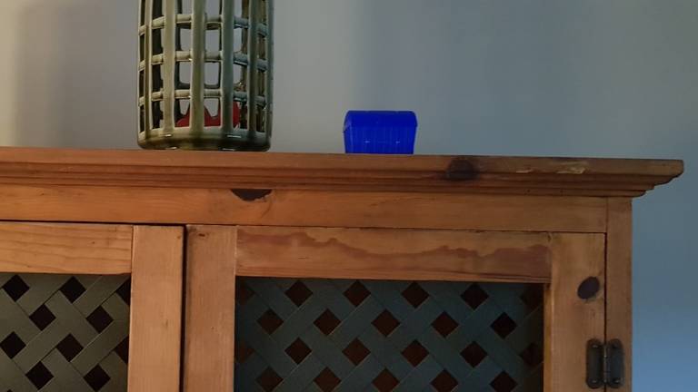 De blauwe 'schatkist' met pareltjes staat nu bovenop de kast in Zundert (foto: Ingrid van Gils).