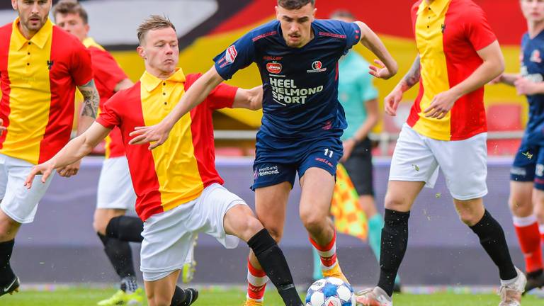 Lance Duijvesteijn (Helmond Sport) omspeelt Boud Lucassen (Foto: Orange Pictures). 