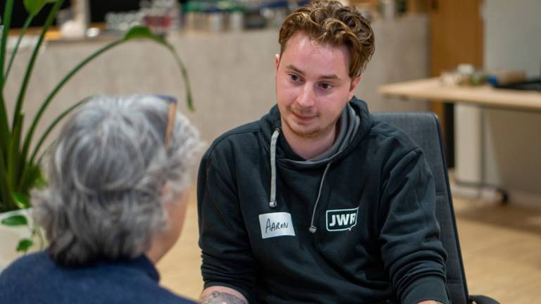 Aaron in gesprek met een jongerenwerker van de gemeente Tilburg  (foto: privécollecie)