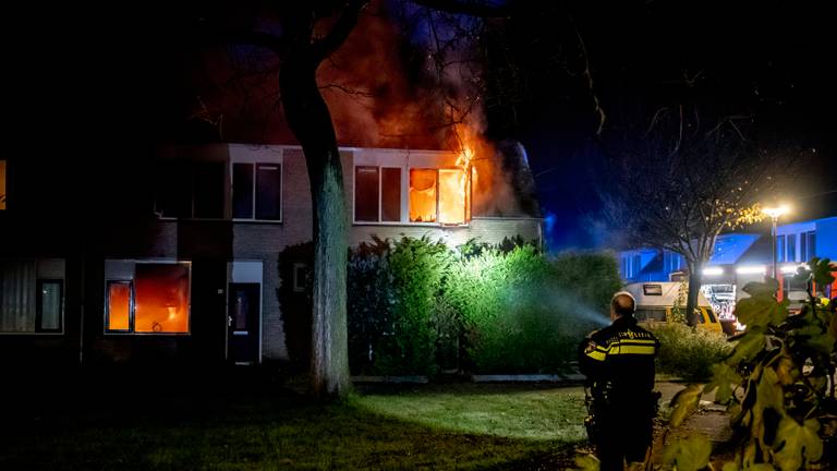 De vlammen sloegen uit het huis aan de Elsbeemd in Oosterhout (foto: Marcel van Dorst.Eye4Images).