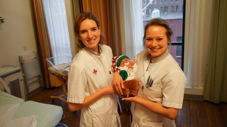 Merijn en Rhea met een baby die een paar dagen voor kerst geboren is (foto: Rochelle Moes). 