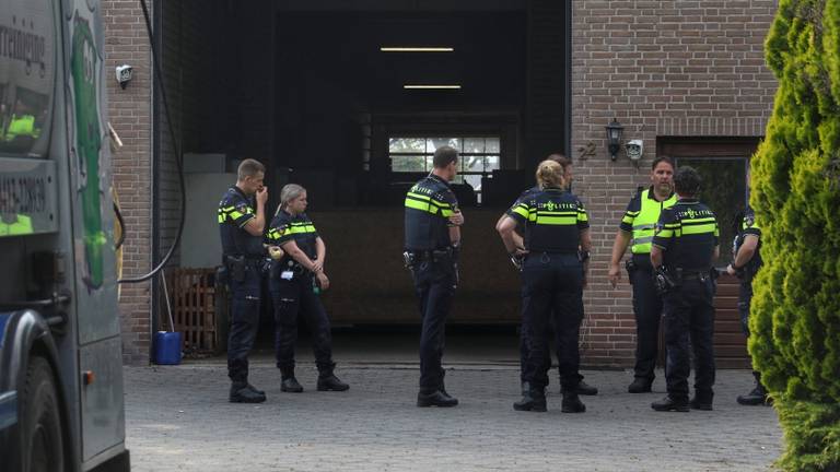 De politie deed donderdag onderzoek in de loods (foto: Gabor Heeres/SQ Vision Mediaprodukties).