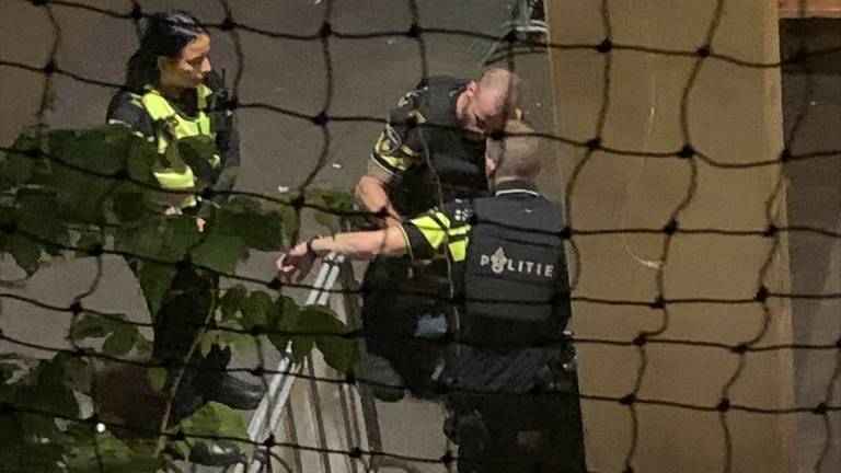 Een buurtbewoonster zag de aanhouding vanaf haar balkon (foto: Omroep Brabant).