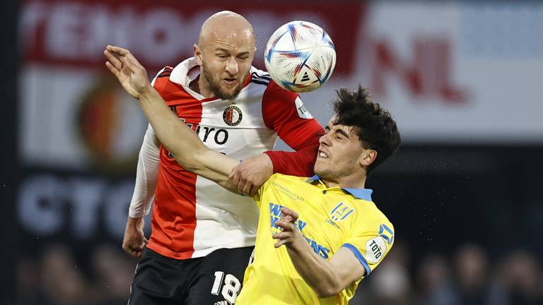 Gernot Trauner van Feyenoord en Julen Lobete van RKC Waalwijk tijdens een kopduel in de Kuip. (foto: ANP)