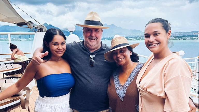 Van links naar rechts: dochter Isabeau, man Corné, Esther en dochter Zahra samen op een cruisetrip (foto: Esther Verdaas).