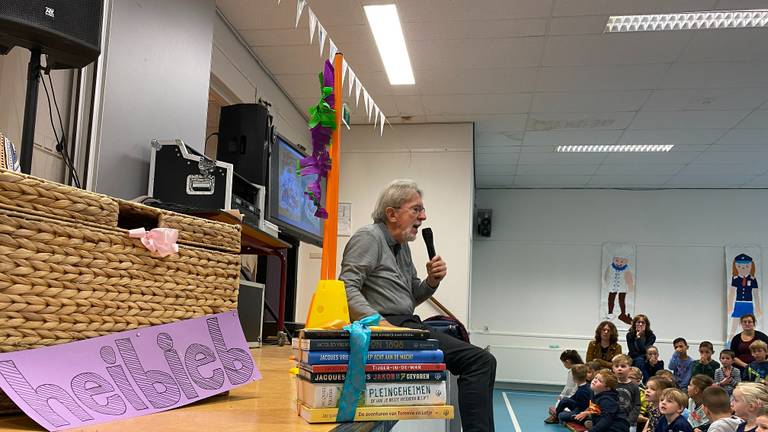 Kinderboekenschrijver Jacques Vriens tijdens de opening van de schoolbibliotheek op basisschool De Heiberg