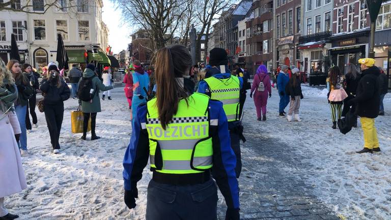 Agenten en boa's stuurden zaterdag carnavalsvierders weg in Breda.