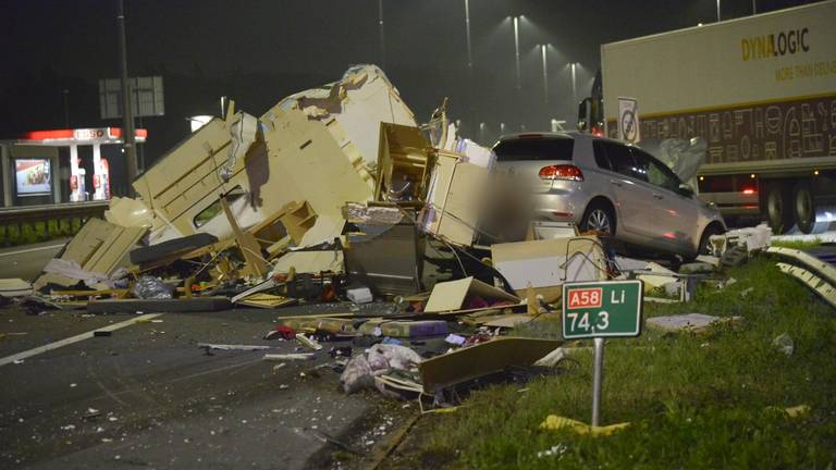 De aanrijding van de caravan leidde tot een enorme ravage op de A58 (foto: Perry Roovers/SQ Vision).