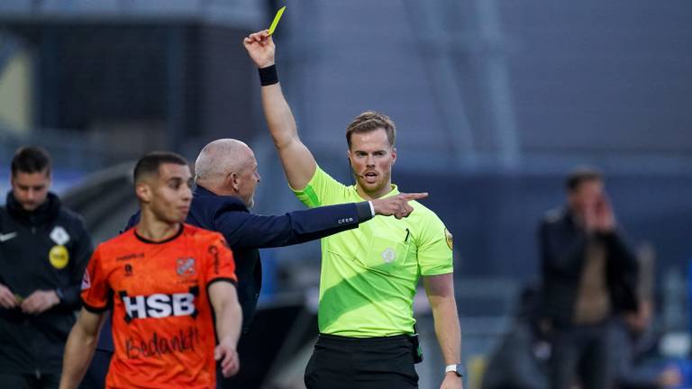 Yannick van der Laan geeft Jack de Gier, trainer van FC Den Bosch, zijn eerste gele kaart (foto: Orange Pictures).