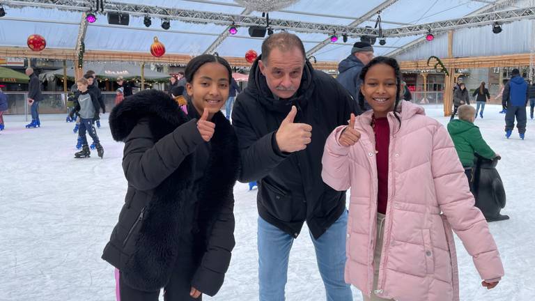 Ksaet, Robert en Terhas op de Tilburgse schaatsbaan (foto: Tom van den Oetelaar).