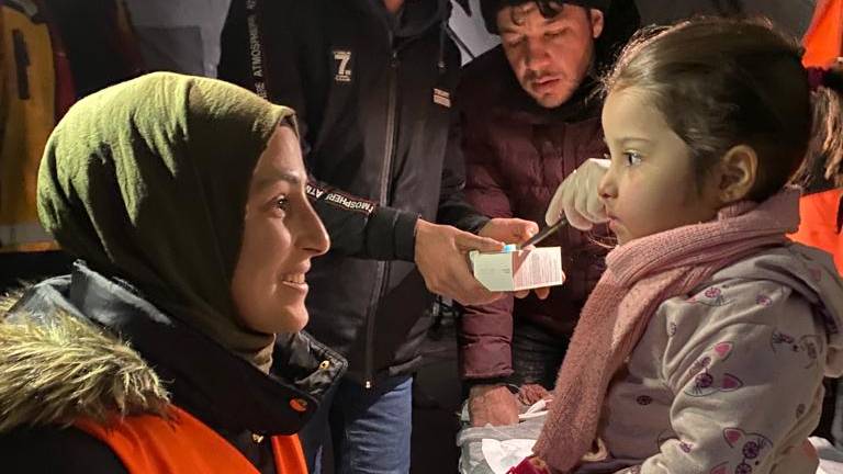 Özlem (links) bekommerde zich als psychologe over de slachtoffers van de aardbeving in Turkije (foto: Özlem Durmus).