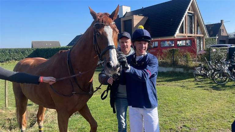 Bas (16) in tranen na winst Metworstrennen: 'Beste gevoel ooit'