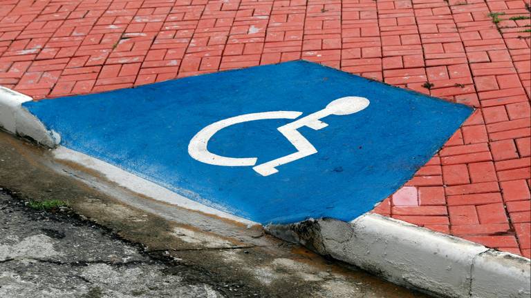 De kosten voor een gehandicaptenparkeerkaart verschillen flink per gemeente 