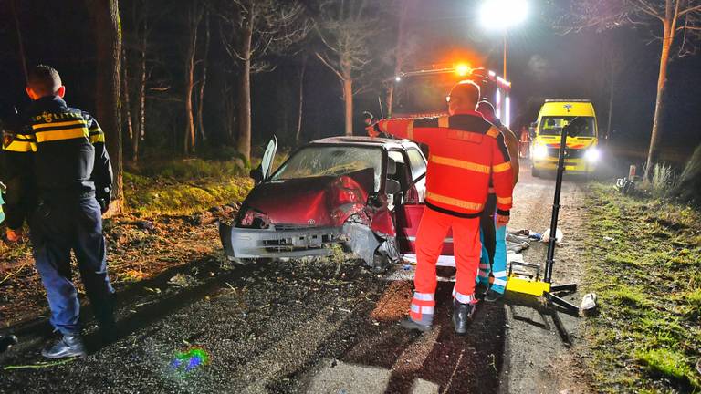 Ambulance, brandweer en politie bij de plek in Hoogeloon waar het ongeluk gebeurde (foto: Rico Vogels/SQ Vision Mediaprodukties).