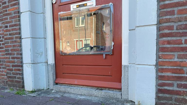 De bewoner van het beschoten huis aan de Merelstraat in Oss zou kort geleden overleden zijn (foto: Eva de Schipper).