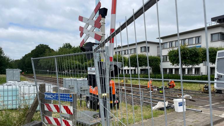 Door de werkzaamheden is een aantal spoorwegovergangen, zoals hier in Boxmeer, afgesloten (foto: Hans Janssen).