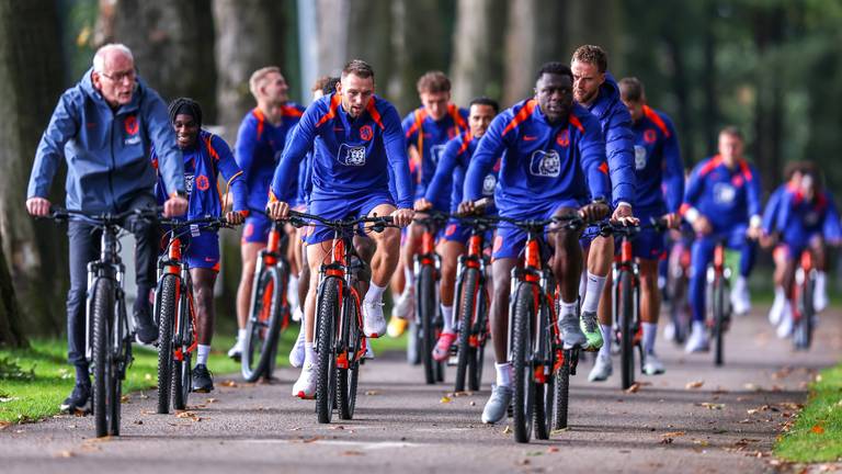 De Oranjeselectie tijdens een fietsritje rondom de campus in Zeist (Orange Pictures).