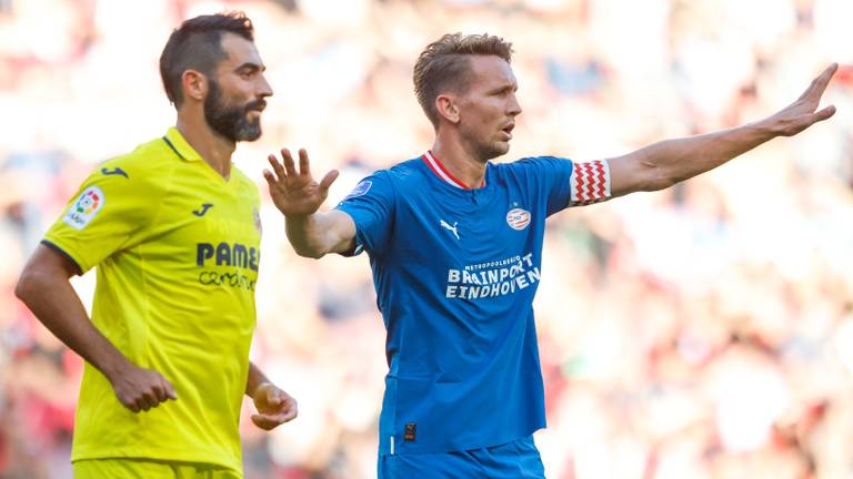 Luuk de Jong, rechts, kon PSV bij zijn rentree niet aan de winst helpen (foto: Orange Pictures).